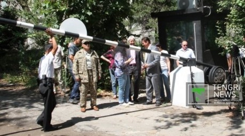 Checkpoint at the entrance of the House of Army in Almaty. ©Alisher Akhmetov