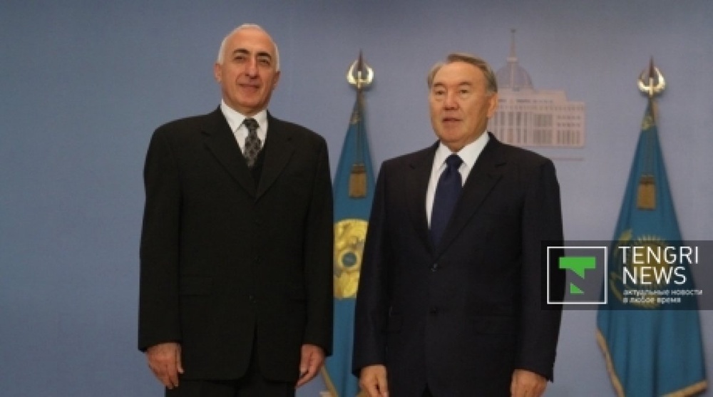 Armenian Ambassador to Kazakhstan Ara Sahakyan and the President of Kazkahstan Nursultan Nazarbayev. ©Marat Abilov