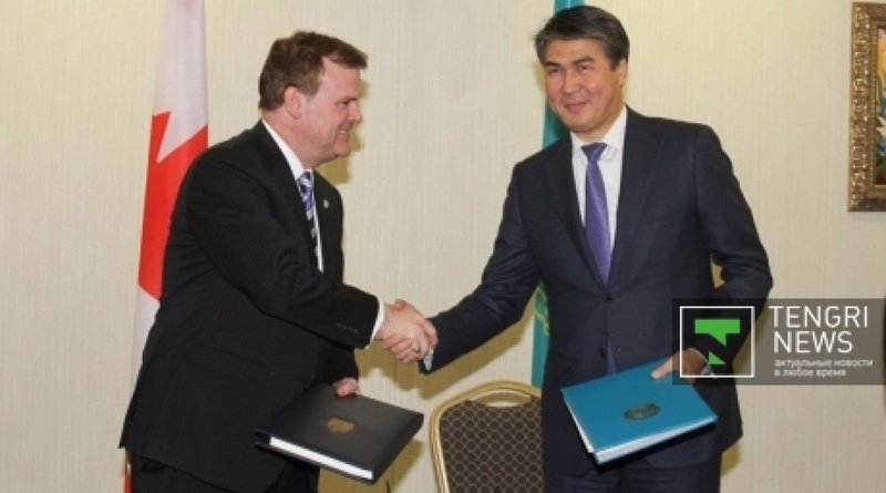 Minister of Industry and New Technology Asset Issekeshev and Canada’s Foreign Minister John Baird. Marat Abilov ©