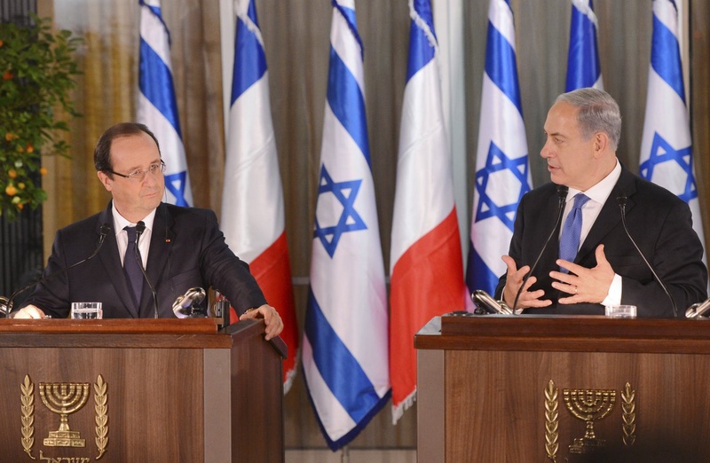 Israeli Prime Minister Benjamin Netanyahu (R) gestures next to French President Francois Hollande during a joint news conference in Jerusalem. ©Reuters/Alain Jocard/Pool 