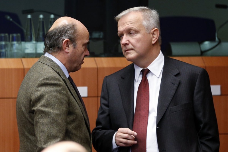 Spain's Economy Minister Luis de Guindos talks to European Union Economic and Monetary Affairs Commissioner Olli Rehn (R). ©Reuters/Francois Lenoir