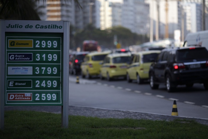 The prices of gasoline, ethanol and diesel fuel are shown at a gas station at Copacabana Beach in Rio de Janeiro November 29, 2013.©Reuters/Ricardo Moraes