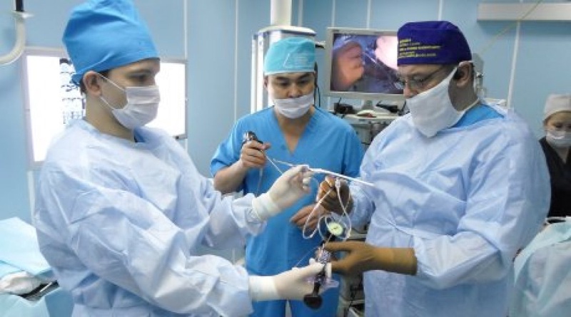 The doctors demonstrate the device for balloon sinuplasty. ©Alisher Akhmetov 