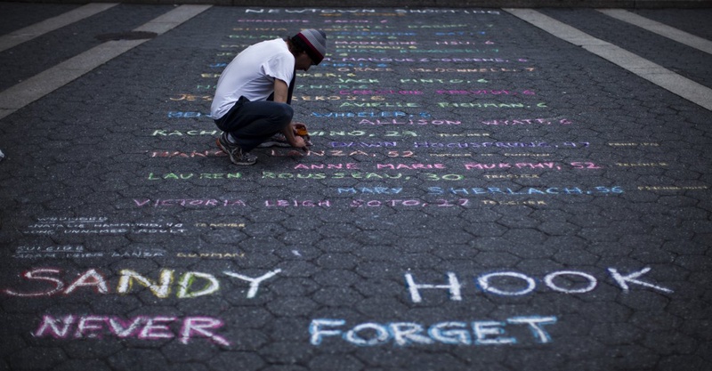 Street artist Mark Panzarino, 41, prepares a memorial as he writes the names of the Sandy Hook Elementary School victims. ©Reuters/Eduardo Munoz