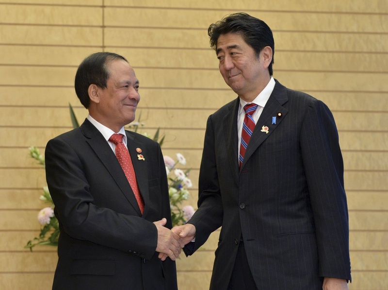 Le Luong Minh (L), secretary-general of ASEAN, shakes hands with Japan's Prime Minister Shinzo Abe. ©Reuters/Yoshikazu Tsuno