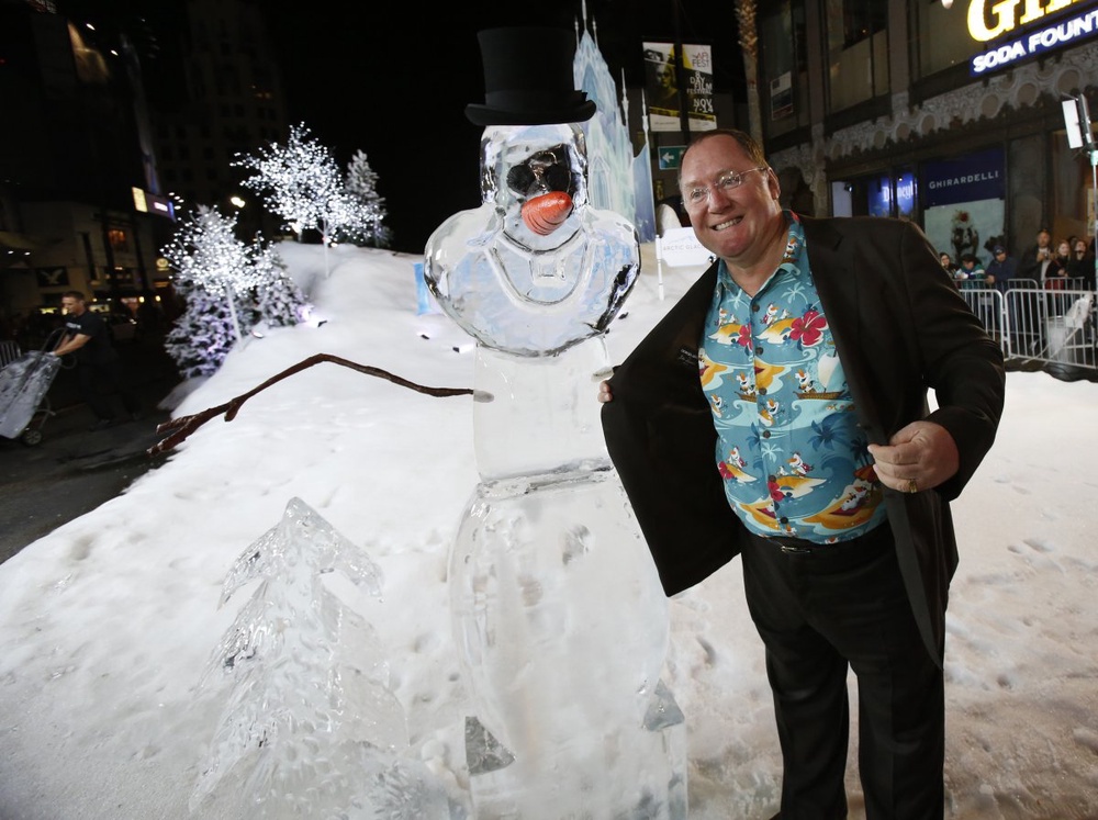 John Lasseter, chief creative officer at Pixar and Walt Disney animation studios, poses at the premiere of "Frozen" at El Capitan theatre in Hollywood.©Reuters/Mario Anzuoni