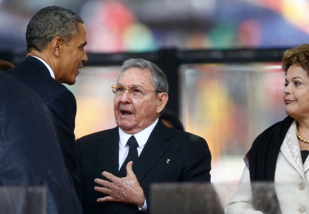 U.S. President Barack Obama (L) greets Cuban President Raul Castro (C).©Reuters/Kai Pfaffenbach 