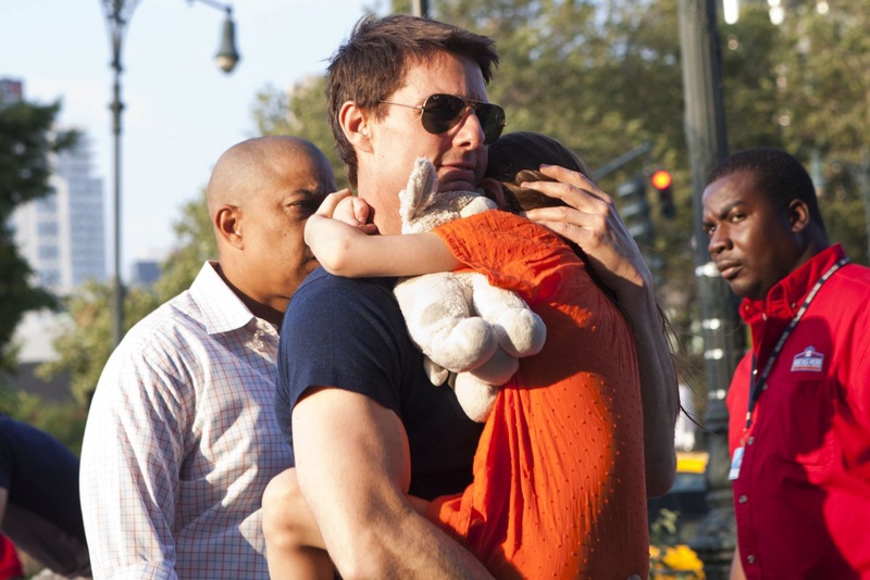 Actor Tom Cruise carries his daughter Suri. ©Reuters/Andrew Burton 