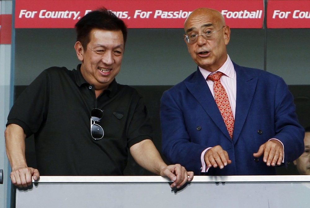 Singaporean billionaire Peter Lim (L). ©Reuters/Edgar Su