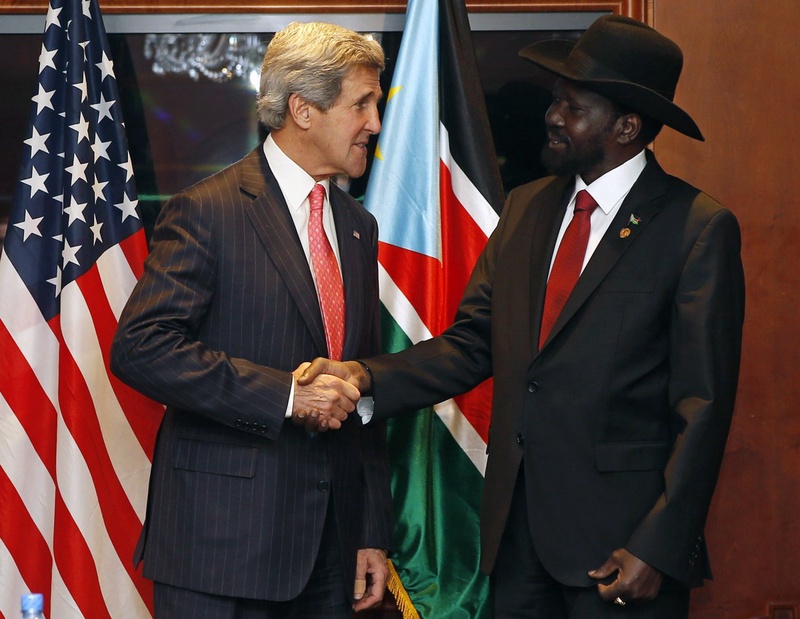 U.S. Secretary of State John Kerry (L) meets with South Sudan's President Salva Kiir in Addis Ababa May 26, 2013. ©REUTERS/Jim Young 