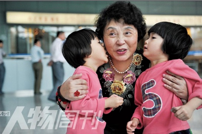 Sheng Hailin with twin girls. Photo courtesy of whatsonsanya.com