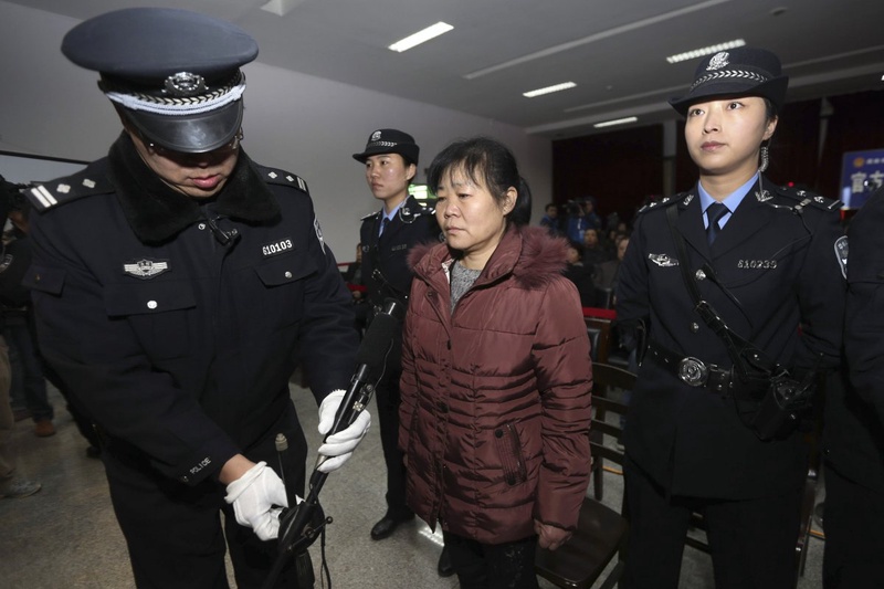 Zhang Shuxia, an obstetrician involved in baby trafficking, stands trial in Weinan Intermediate People's Court in Weinan, Shaanxi province, December 30, 2013. ©Reuters/China Daily