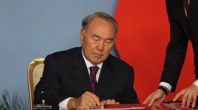 Nursultan Nazarbayev signs decree appointing Karim Massimov Prime-Minister of Kazakhstan. ©Tengrinews.kz
