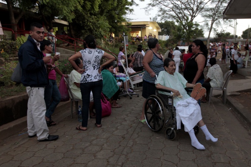 Hospital patients are evacuated in Managua, after a magnitude 6.1 earthquake shook western Nicaragua.    ©Reuters/Oswaldo Rivas