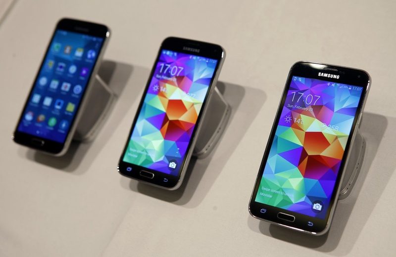 New Samsung Galaxy S5 smartphones. ©Reuters/Albert Gea 