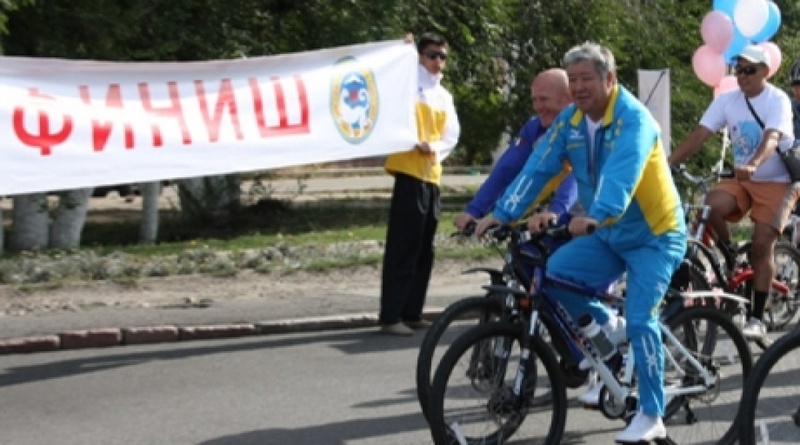 Almaty Mayor Akhmetzhan Yessimov during one of the bike riding events. ©Yaroslav Radlovskiy