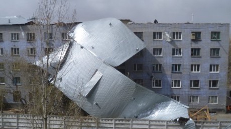 Strong winds tore the roof off an apartment house in Pavlodar ©Tengrinews