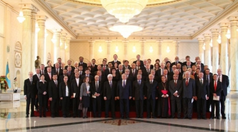 Nursultan Nazarbayev with the leaders of 
foreign diplomatic missions © Danial Okasov