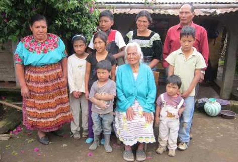 Juana Chox Yac with her family. Photo courtesy of prensalibre.com