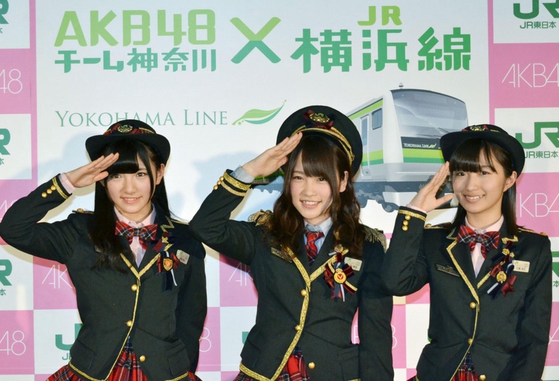 Japanese female pop group AKB48 members Rina Kawaei (C) poses with Nana Okada (L) and Ryoka Oshima. ©Reuters/Kyodo