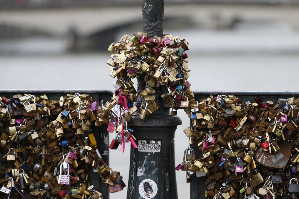 the Pont des Arts with its fence covered with thousands of padlocks clipped by lovers over the River Seine in Paris. ©Reuters/Charles Platiau 