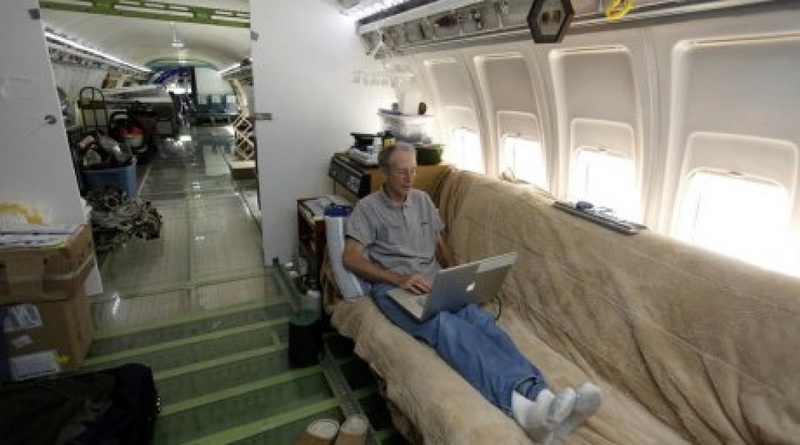 Bruce Campbell in his plane-house. ©Reuters / Steve DiPaola