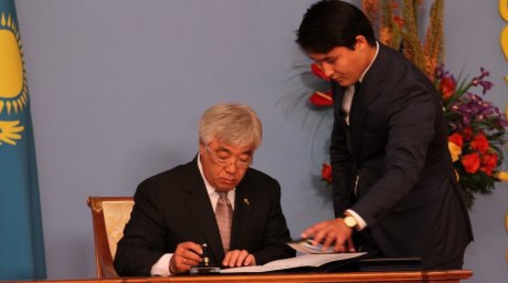 Kazakhstan Foreign Minister Nurlan Idrissov signing the agreement. ©Turar Kazangapov 