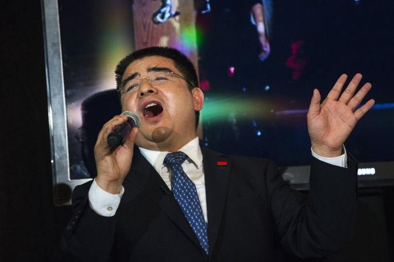 Chinese millionaire Chen Guangbiao sings "We Are the World" during a lunch he sponsored for hundreds of needy New Yorkers. ©Reuters/Lucas Jackson