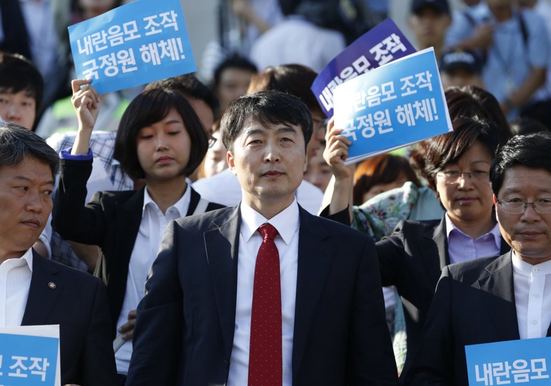 Lee Seok-Ki (C), lawmaker of opposition United Progressive Party. ©Reuters/Lee Jae-Won 