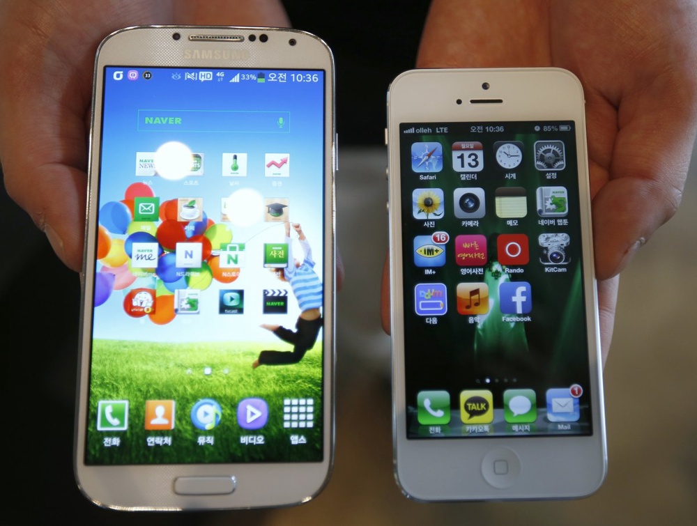Samsung Electronics' Galaxy S4 and Apple's iPhone 5 . ©Reuters/Kim Hong-Ji 