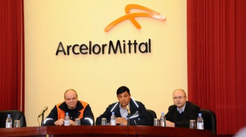The CEO of ArcelorMittal Temirtau Vijay Mahadevan is meeting with personnel. ©ArcelorMittal Temirtau
