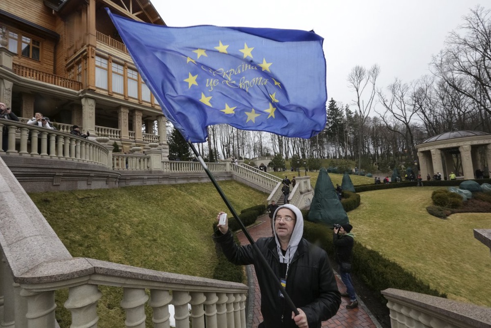 Anti-government protesters and journalists walk on the grounds of the Mezhyhirya residence of Ukraine's President Viktor Yanukovich. ©Reuters/Konstantin Chernichkin