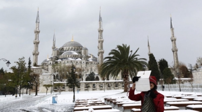 A tourist near Istanbul's Blue Mosque ©Reuters