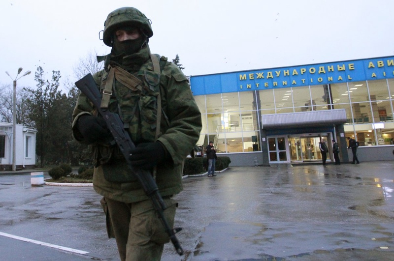 An armed man patrols at the airport in Simferopol, Crimea. ©Reuters/David Mdzinarishvili 