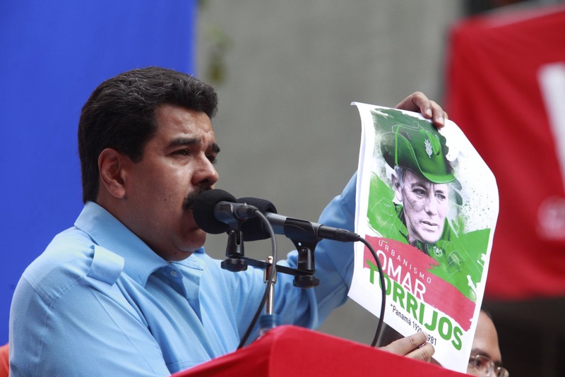 Venezuela's President Nicolas Maduro speaks to supporters while holds a poster depicting Panama's former president Omar Torrijos. ©Reuters/Miraflores Palace