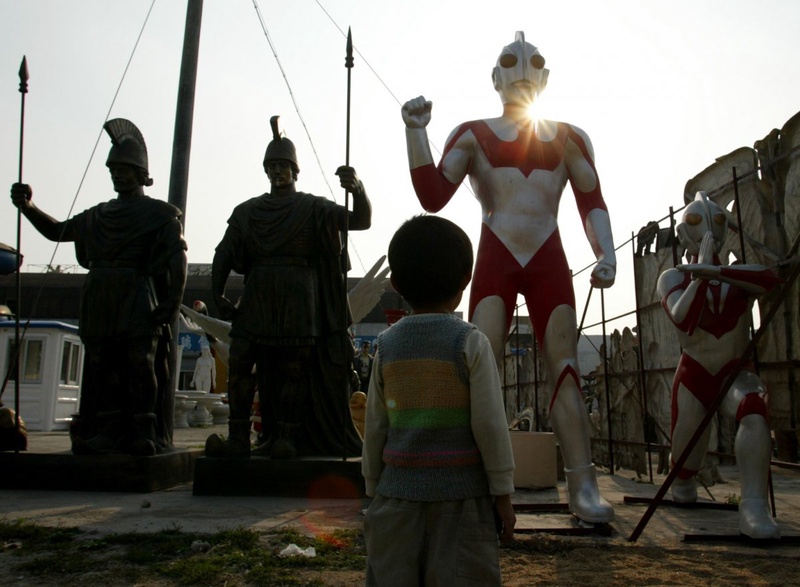 A child looks at an Ultraman, a Japanese science fiction superhero. ©Reuters/Bobby Yip