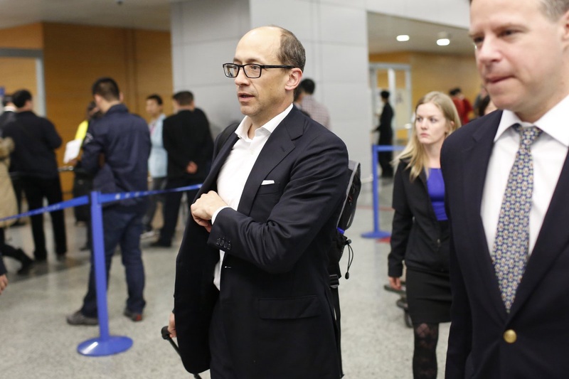 Twitter CEO Dick Costolo arrives at Shanghai's Pudong Airport. ©Reuters/Aly Song