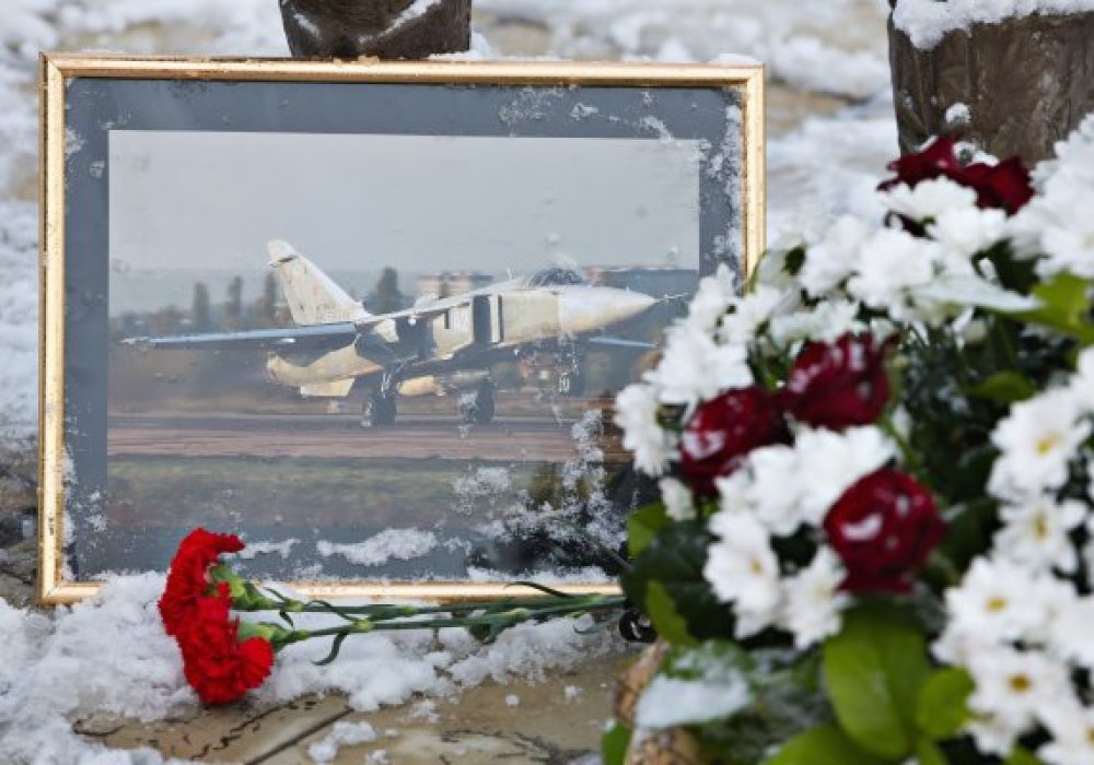 Flowers laid at the monument to pilots in the center of Lipetsk in memory of Lieutenant Colonel Oleg Peshkov of the Lipetsk Air Force Center, the commander of the downed bomber Su-24. ©RIA Novosti