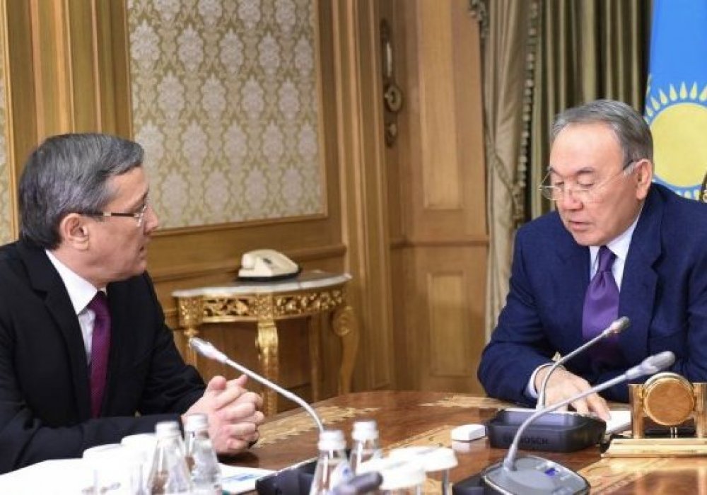 Security Committee Chairman Vladimir Zhumakanov (L) and President of Kazakhstan Nursultan Nazarbayev. ©akorda.kz