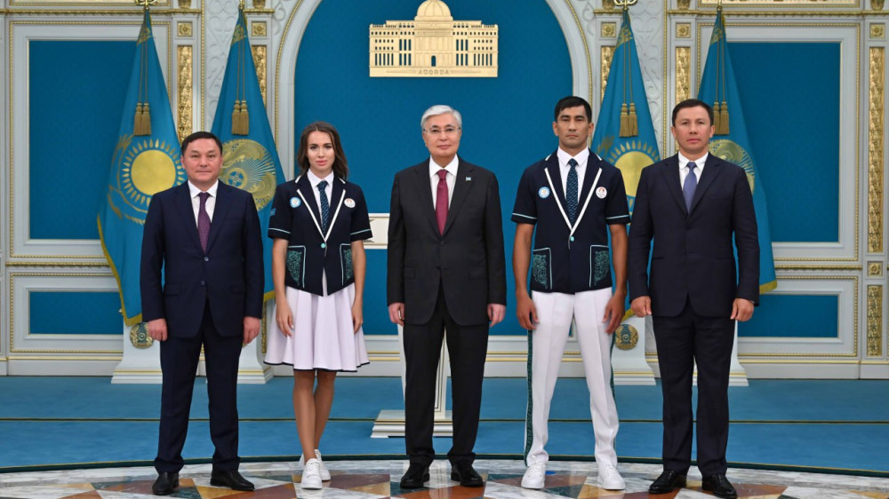 Tokayev meets with Kazakhstan's olympic team, presents national flag to captain