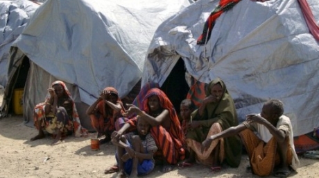 Somalis wait to receive food-aid rations at an IDP camp in Mogadishu. ©AFP 